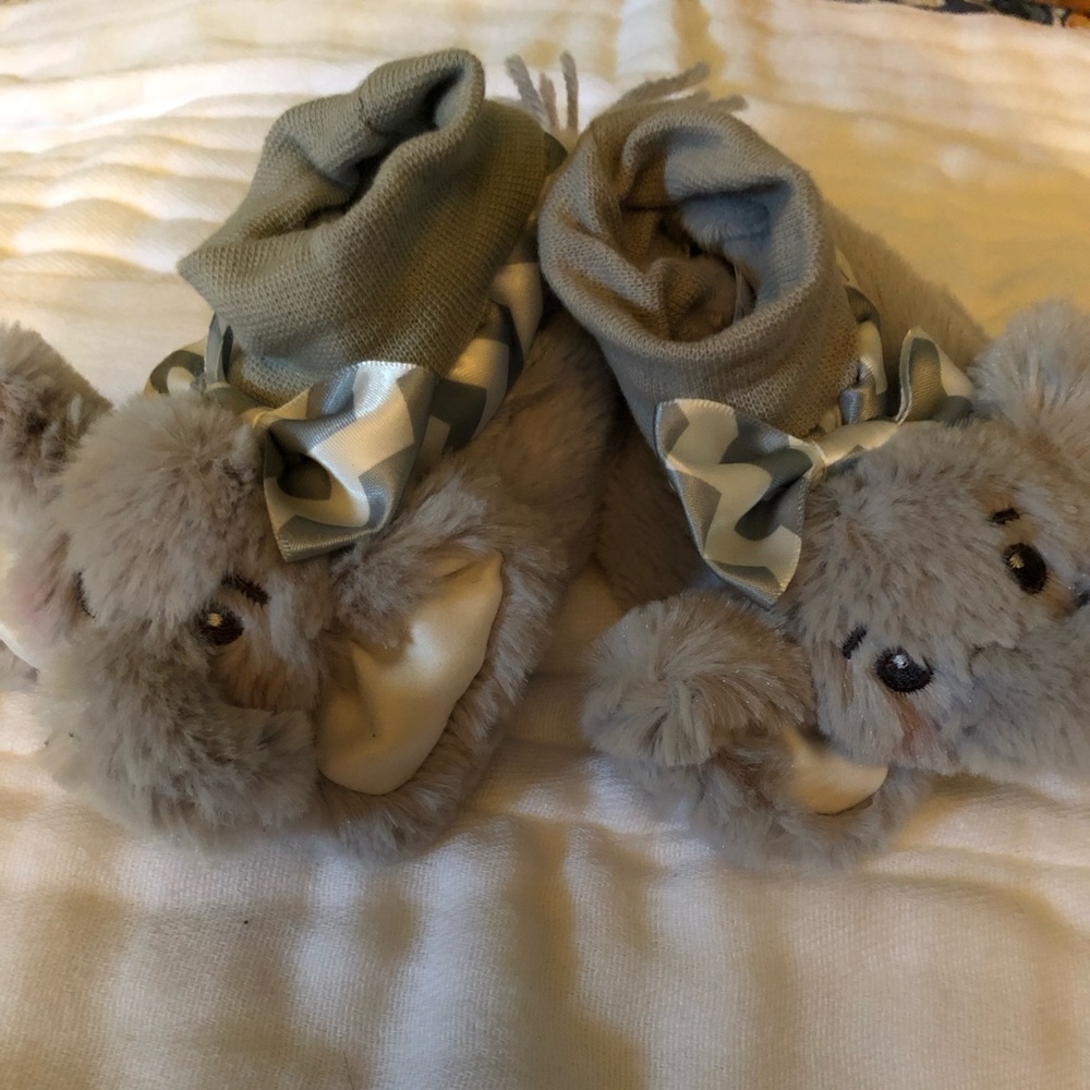 2 pairs of baby slippers